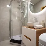 Alure Residences 15 & 24h Self Check-in, Private Parking In Front Of The Building Included, New Building, Center Appartamento