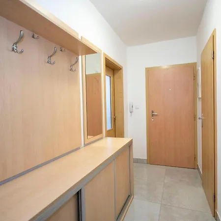 Alure Residences 15 & 24h Self Check-in, Private Parking In Front Of The Building Included, New Building, Center