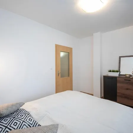 Alure Residences 15 & 24h Self Check-in, Private Parking In Front Of The Building Included, New Building, Center