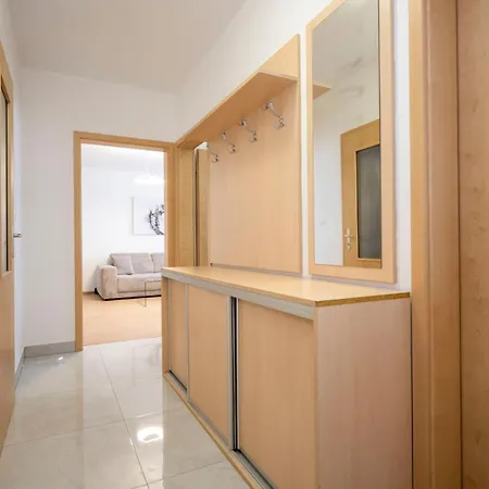 Alure Residences 15 & 24h Self Check-in, Private Parking In Front Of The Building Included, New Building, Center Appartement Banská Bystrica