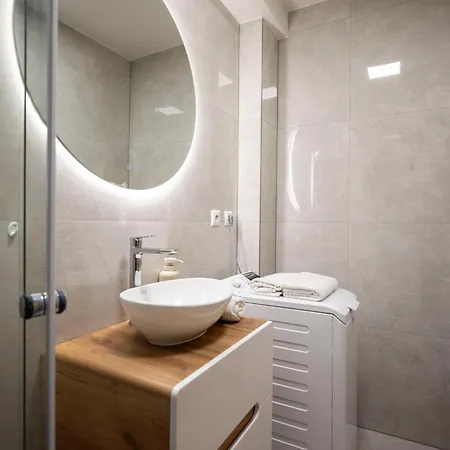 Alure Residences 15 & 24h Self Check-in, Private Parking In Front Of The Building Included, New Building, Center Daire *