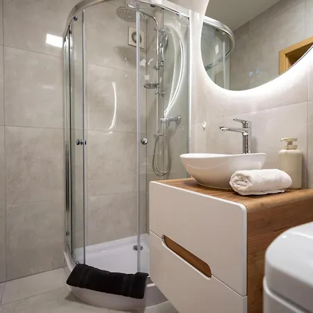Alure Residences 15 & 24h Self Check-in, Private Parking In Front Of The Building Included, New Building, Center Daire