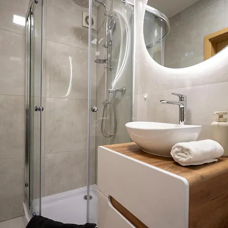 Alure Residences 15 & 24h Self Check-in, Private Parking In Front Of The Building Included, New Building, Center * Banská Bystrica
