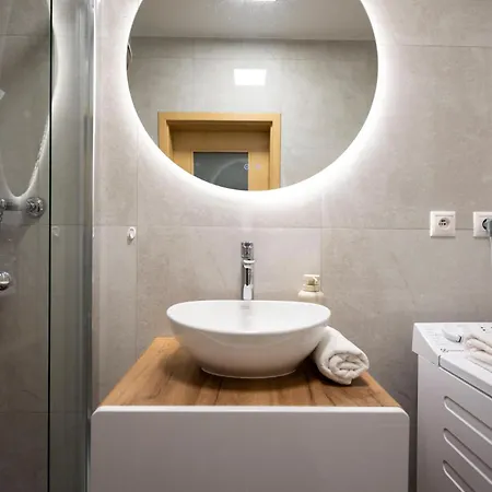 Alure Residences 15 & 24h Self Check-in, Private Parking In Front Of The Building Included, New Building, Center