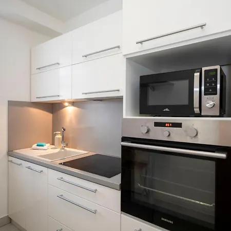 Alure Residences 15 & 24h Self Check-in, Private Parking In Front Of The Building Included, New Building, Center Appartement *